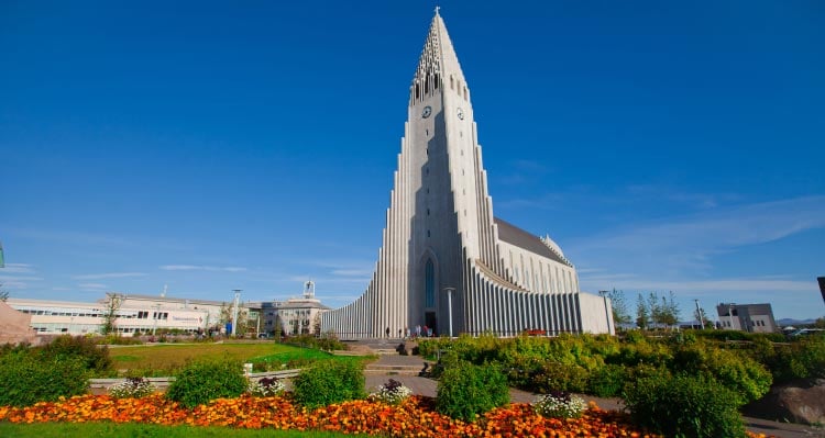 Hallgrímskirkja, há og tignarleg steinsteypt bygging, rís hátt yfir húsin umhverfis.