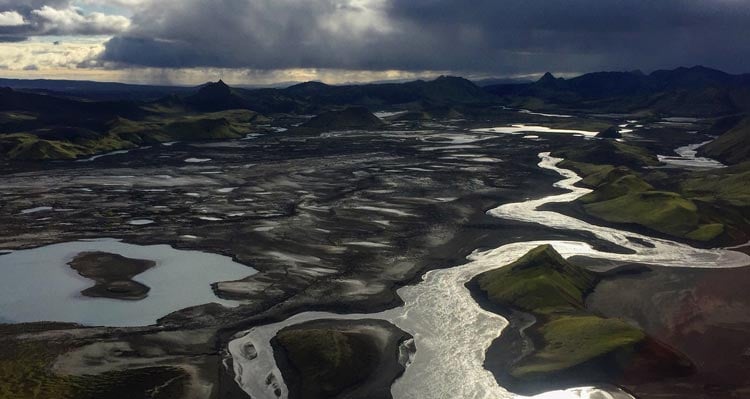 Loftmynd af á sem líður áfram í farvegi sínum.