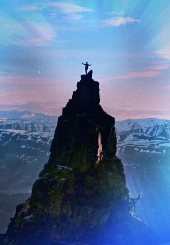 Stórir klakamolar fljóta um í lítilli vík um leið og sólin sest bak við snævi þakið fjall.